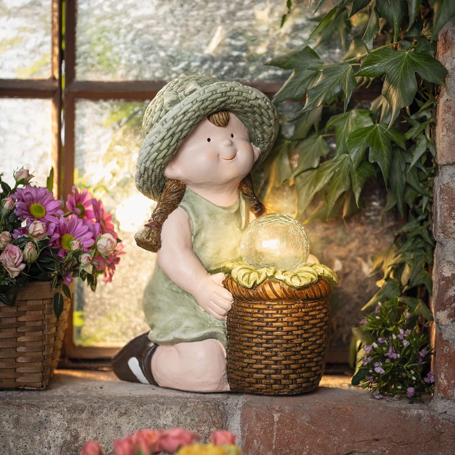 Kerti dekoráció kislány figura